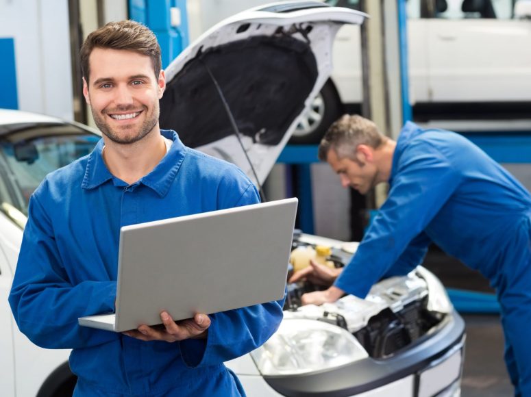 zwei Mechaniker, die die Reparatur und Wartung durchführen bei TOP Markenspezialist Autohaus Mommerskamp GmbH, Spezialist für Dacia in Umgebung Mönchengladbach