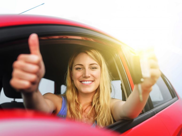 Gut gelaunte Frau, die den Daumen nach oben streckt, nachdem Autohaus Mommerskamp GmbH ihr die Inzahlungnahme angenehm gestaltet hat.