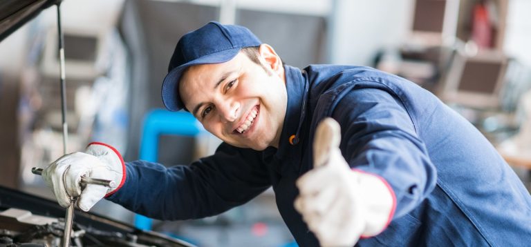 Fröhlicher Mechaniker von Autohaus [dealer_name] der seinen Daumen nach oben streckt. TOP Markenspezialist in [dealer_brands]