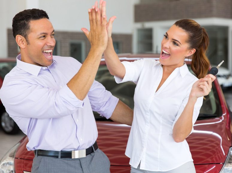 Zufriedene Kunden nach Fahrzeugvermittlung bei TOP Markenspezialist Autohaus Mommerskamp GmbH. Spezialist für Dacia