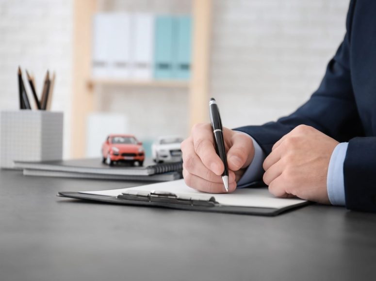 Kunde von Autohaus Mommerskamp GmbH TOP Markenspezialist für Dacia unterzeichnet eine Neuwagen-Vollmacht.